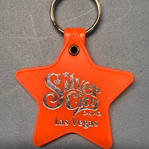 Vintage (1990s) Assorted Keychains - Fun and Unique Designs - Picture 10 of 10